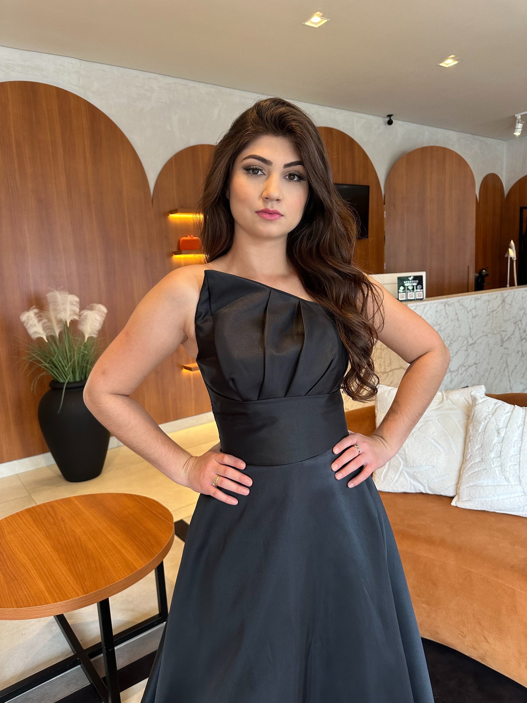 Vestido zibeline sem alças com busto assimétrico