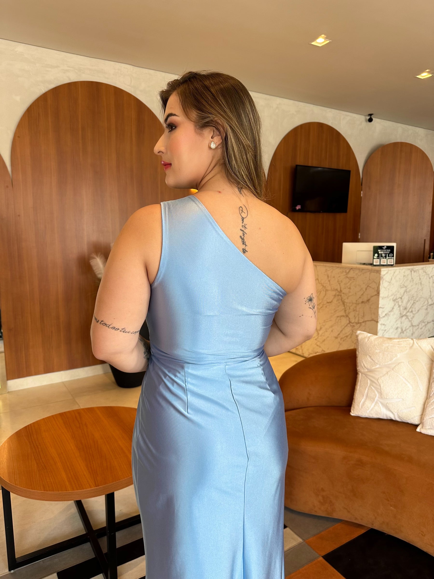 Vestido em malha prada um ombro com drapeado na cintura