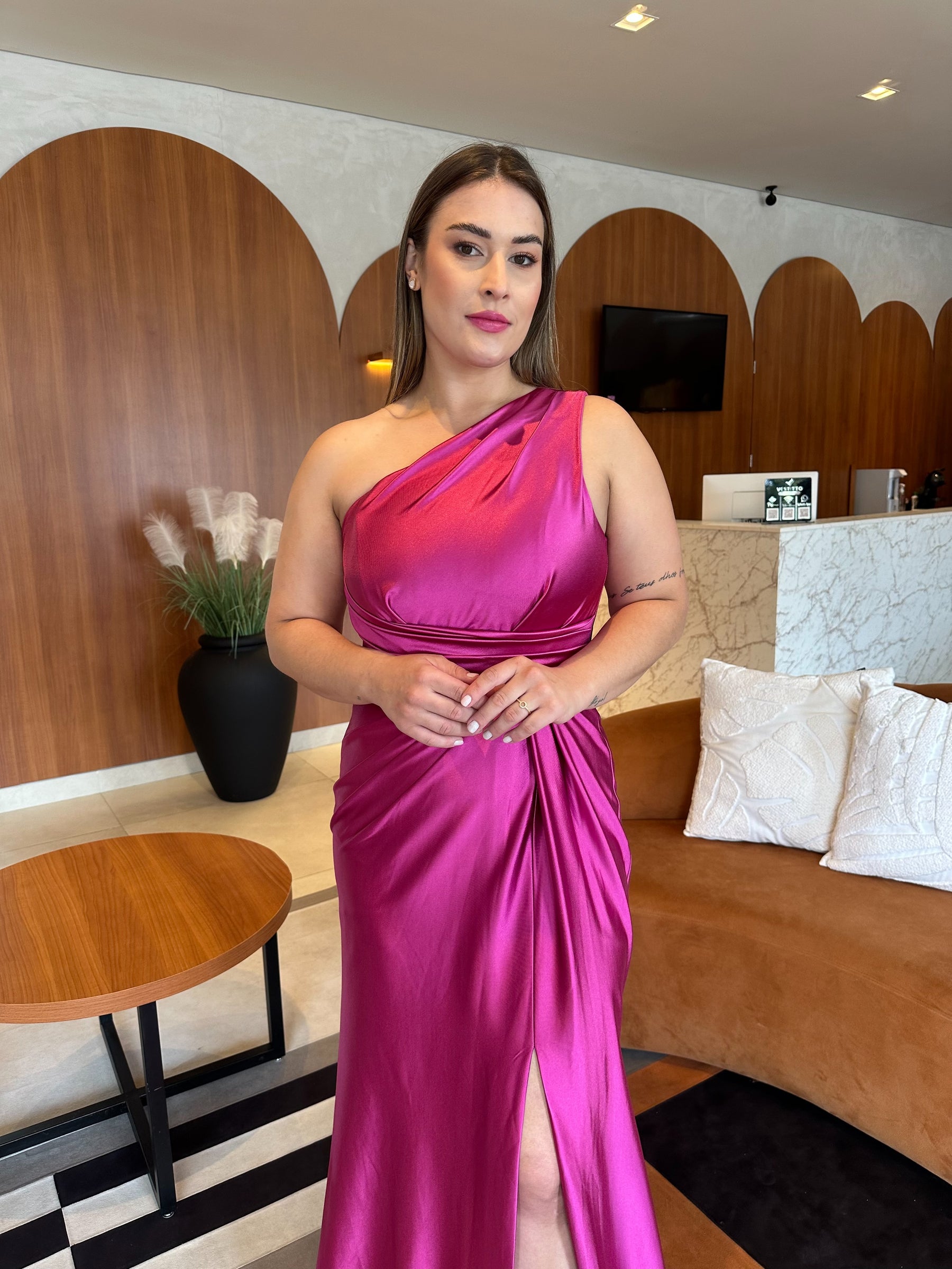 Vestido em malha prada um ombro com drapeado na cintura
