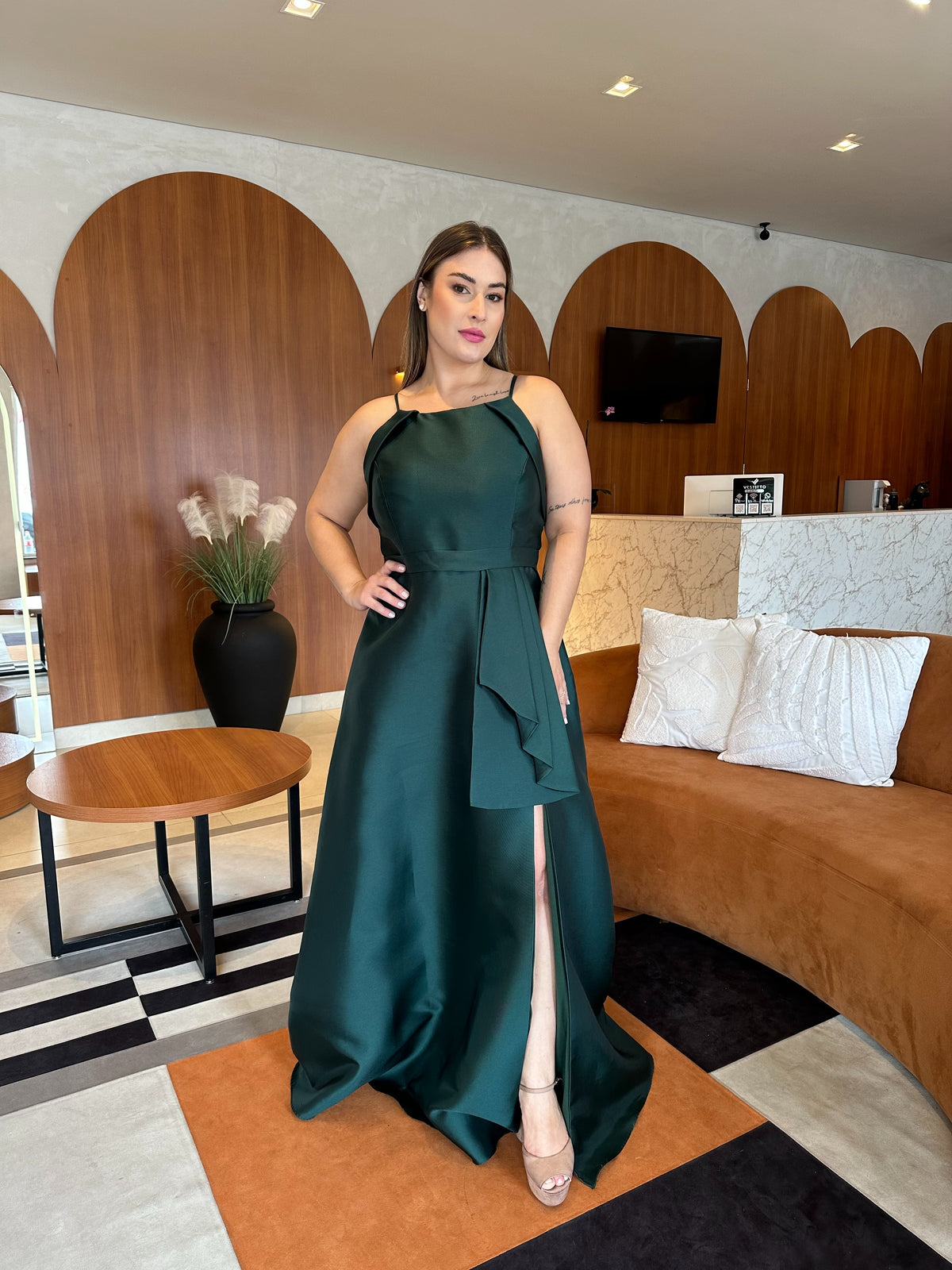 Vestido longo em zibeline com detalhe na saia e fenda