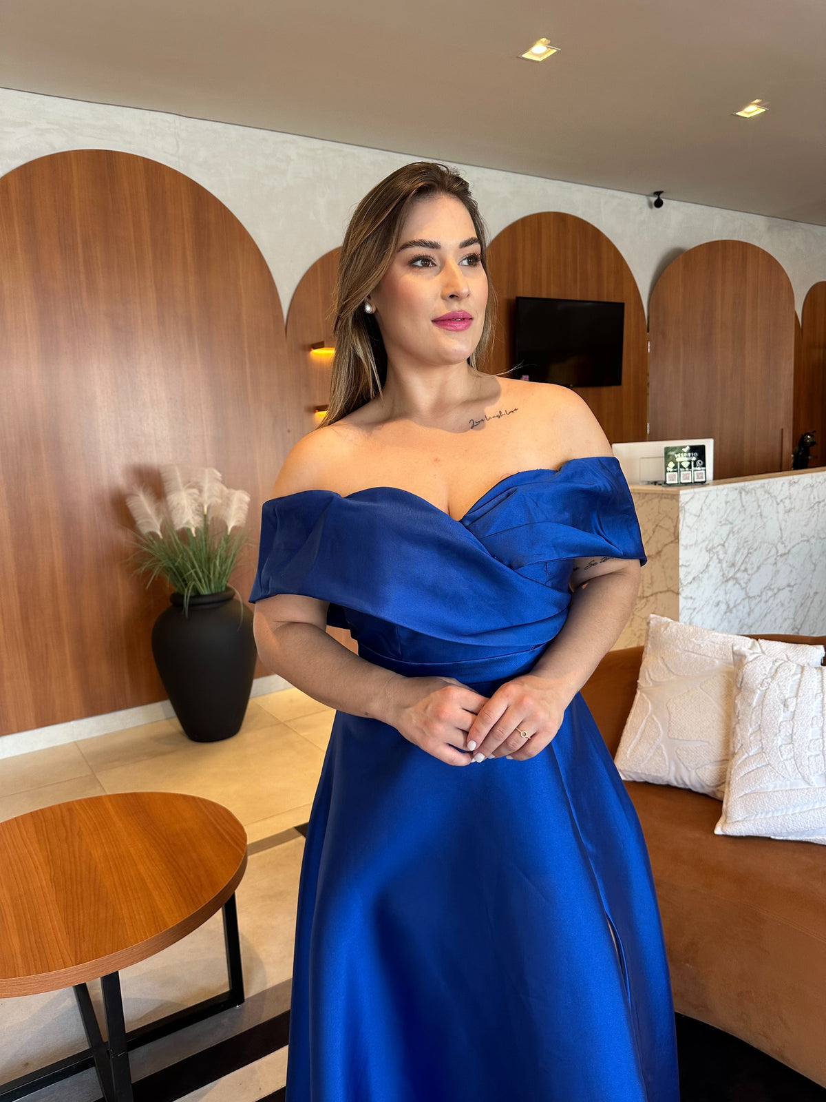 Vestido zibeline mangas ombro a ombro e saia evasê