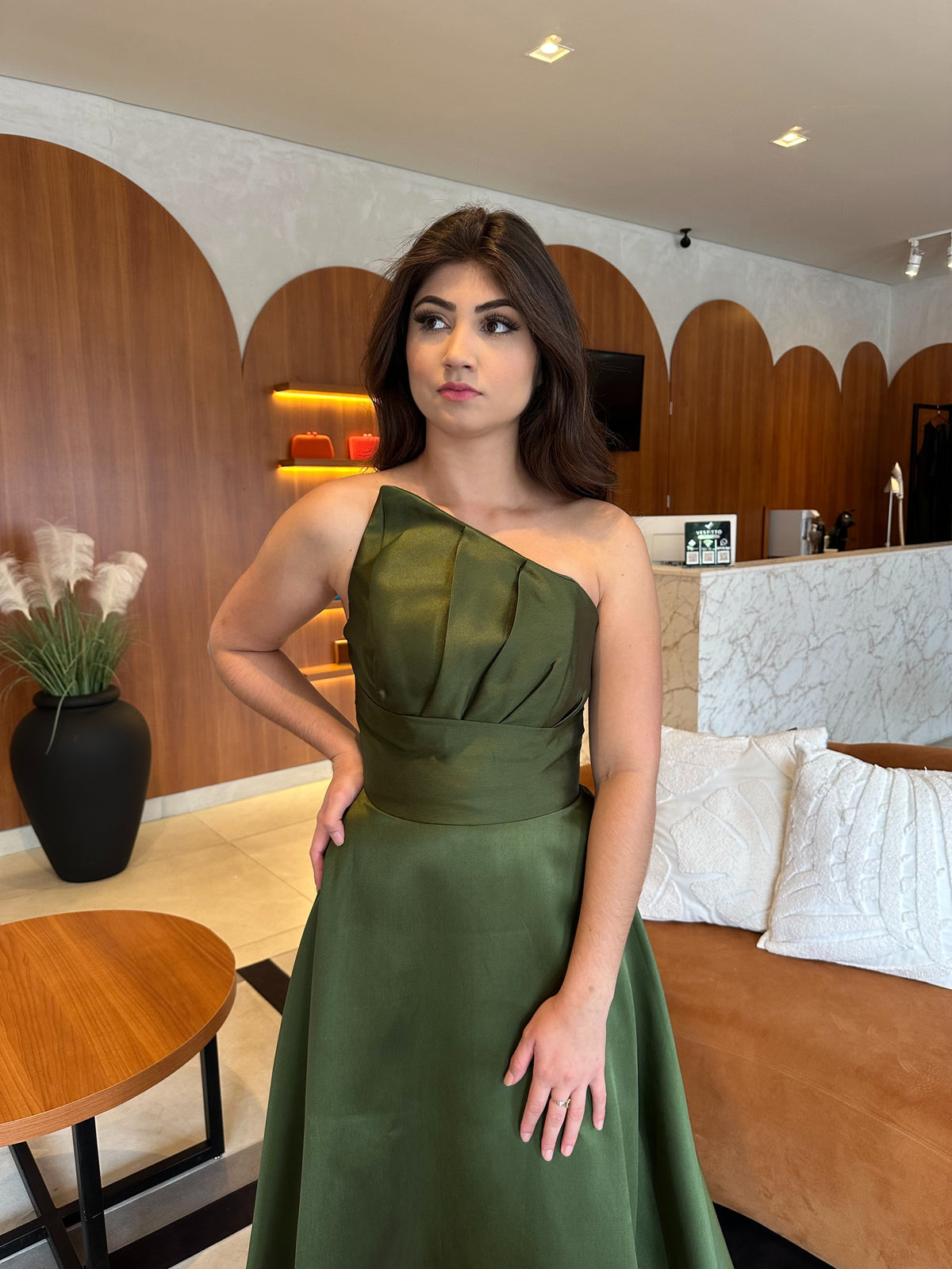 Vestido zibeline sem alças com busto assimétrico