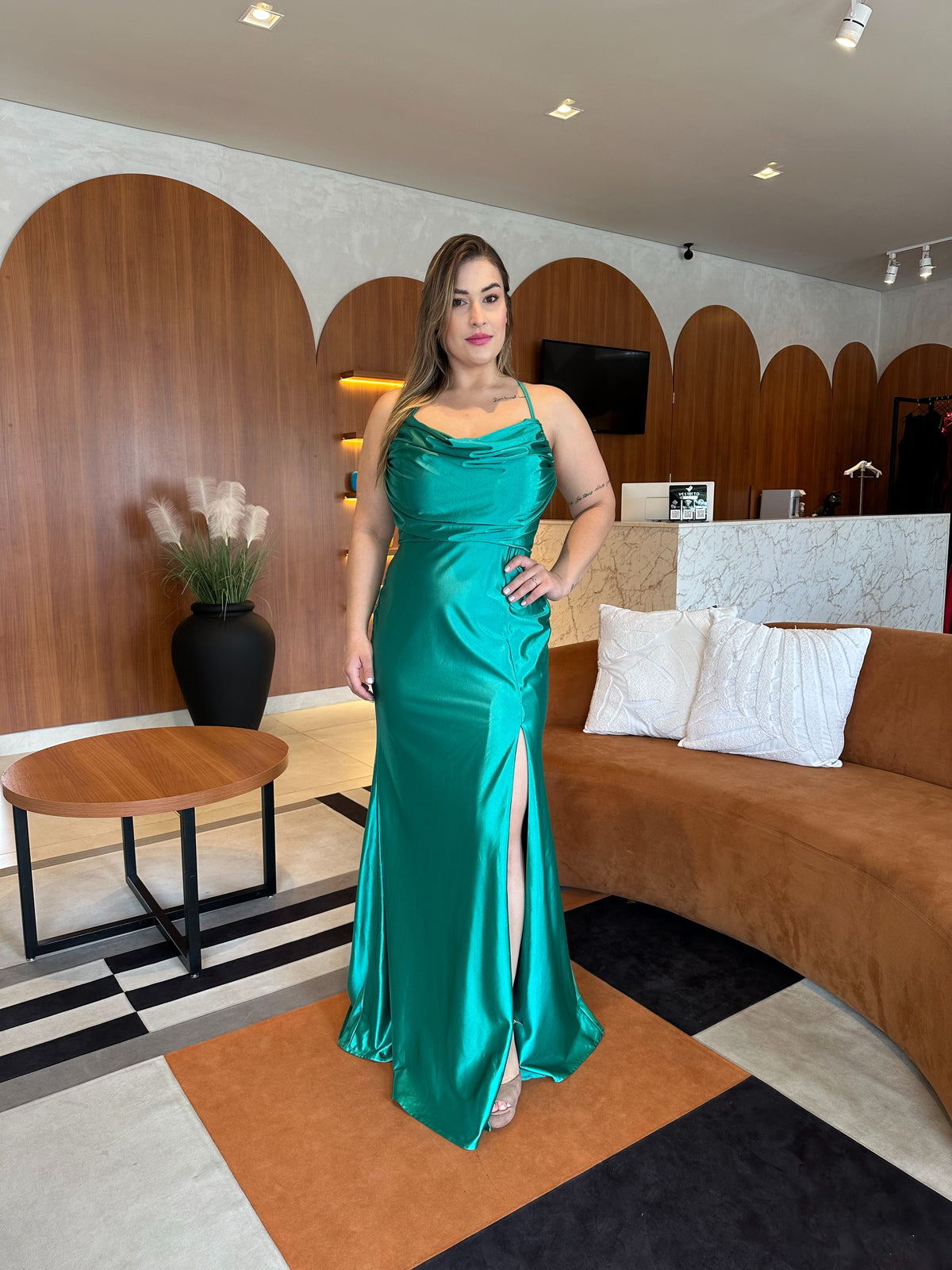 Vestido gola boba com trançado nas costas