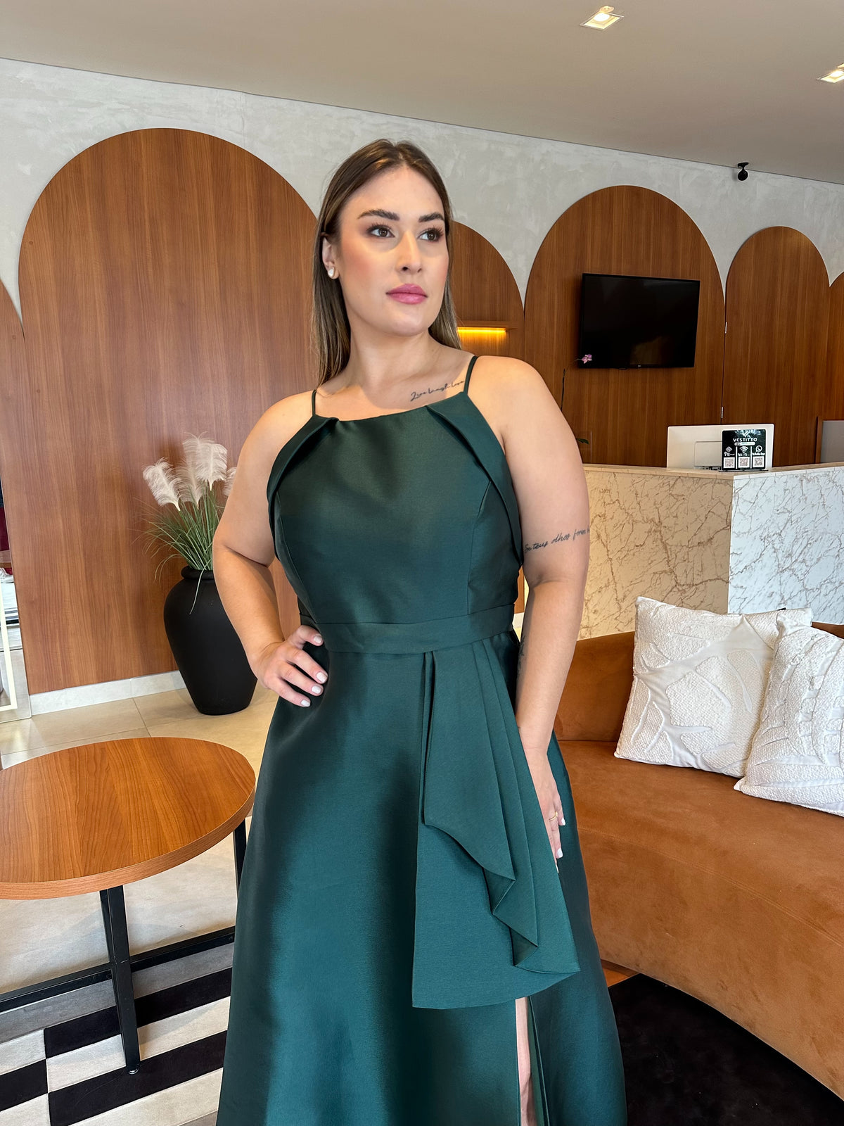 Vestido longo em zibeline com detalhe na saia e fenda